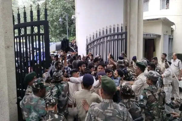 नौकरी जाने से नाराज सीजीएल अभ्यर्थी जबरन घुसे प्रोजेक्ट भवन में, किया प्रदर्शन