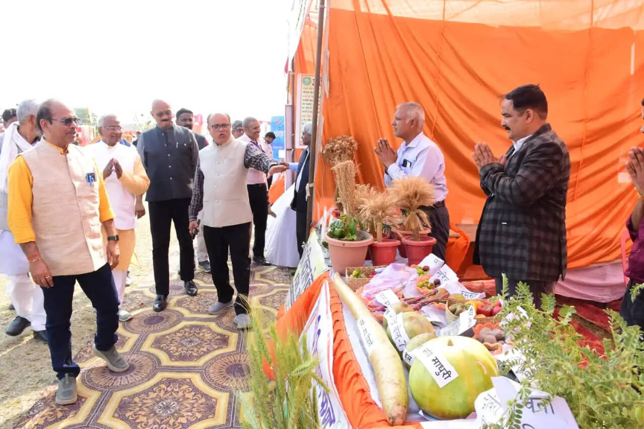 उत्तर क्षेत्रीय किसान मेले में पुष्प प्रदर्शनी रही आकर्षण का केंद्र