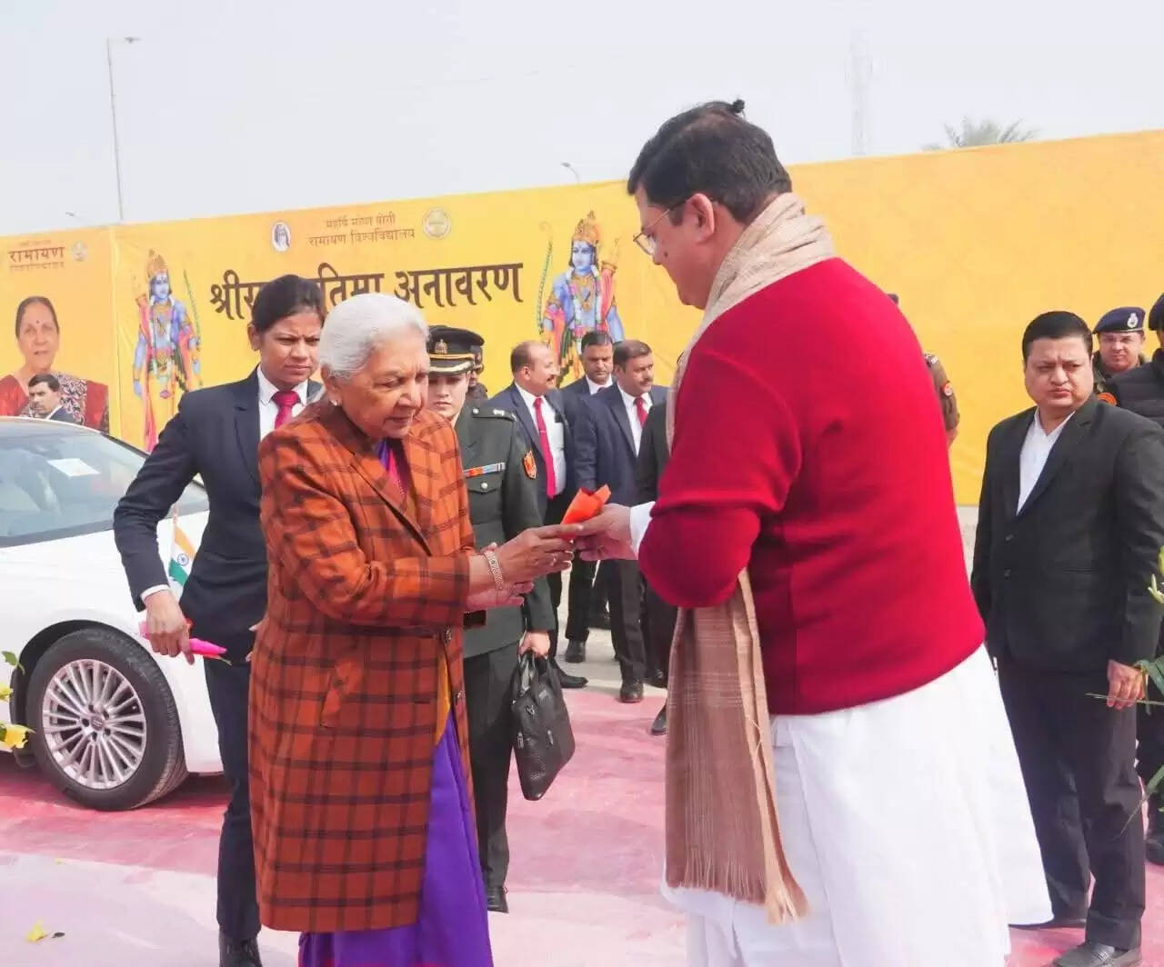 राज्यपाल आनंदीबेन पटेल महर्षि महेश योगी रामायण विश्वविद्यालय पहुंची