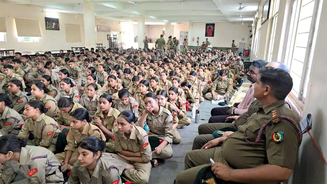 एनसीसी कैडेट्स को साइबर अपराध, नशे और सड़क सुरक्षा के प्रति किया जागरूक