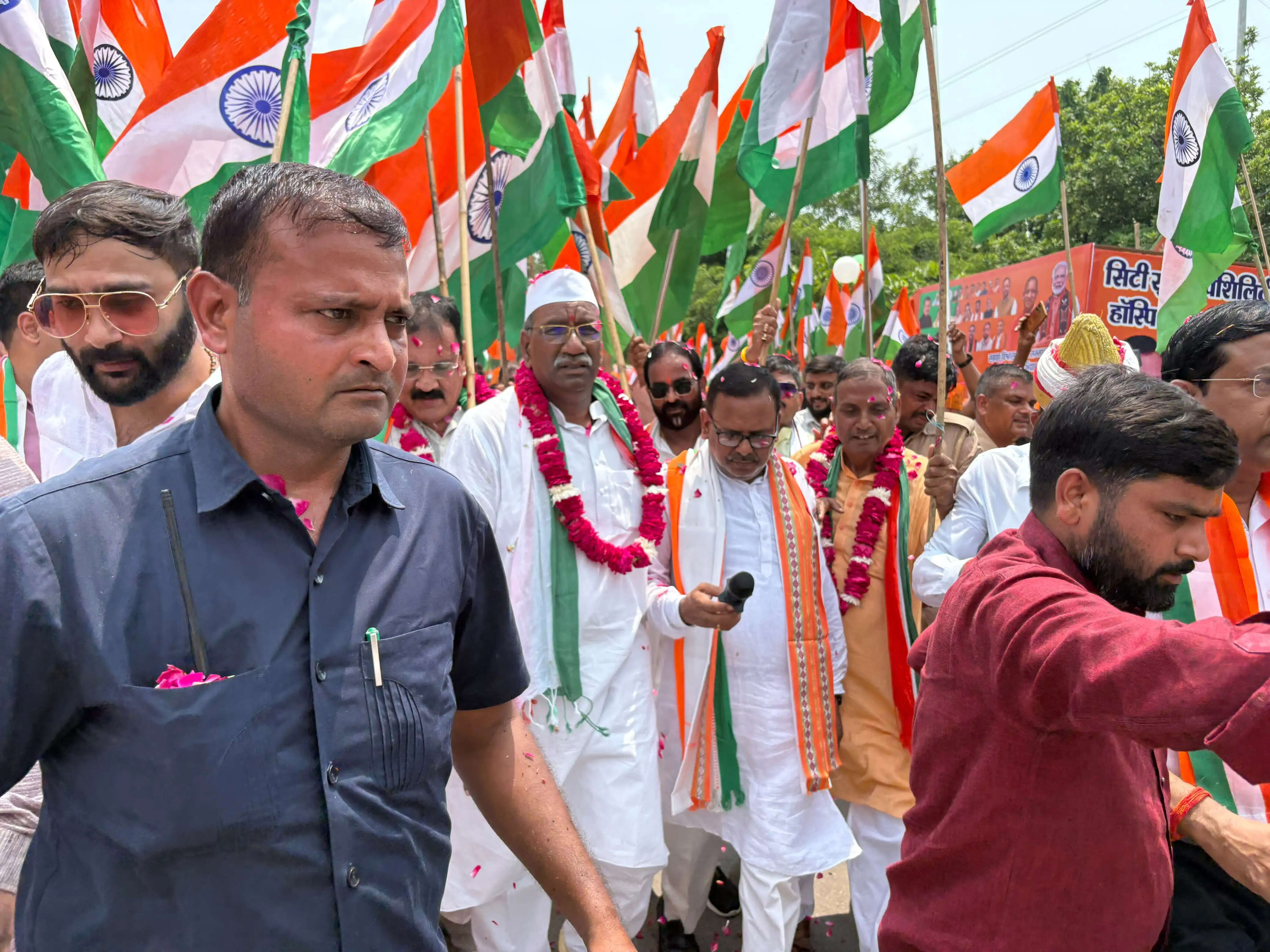 प्रभारी मंत्री के नेतृत्व में निकली भव्य तिरंगा यात्रा, हाथों में तिरंगा लेकर लोगों ने दिया एकता और अखंडता का संदेश