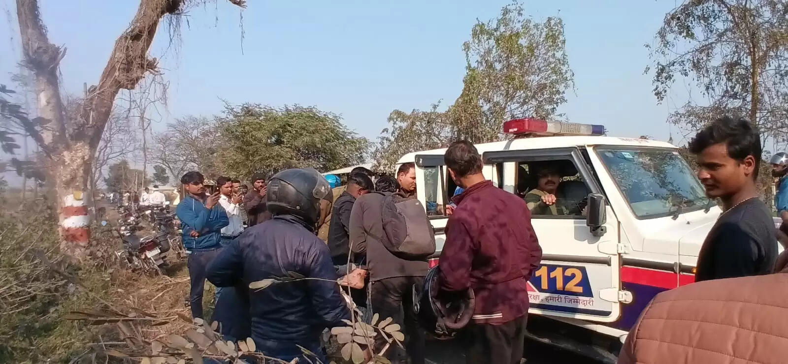 दो अलग-अलग सड़क दुर्घटनाओं में कुल चार लोग गंभीर