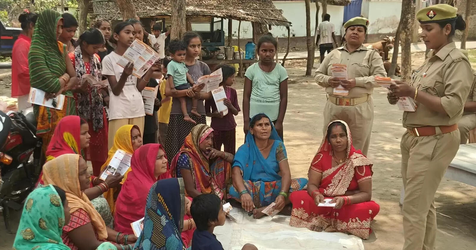 देवरिया में पुलिस ने बहू-बेटी अभियान चलाकर महिलाओं को किया जागरुक, बतायी योजनाएं