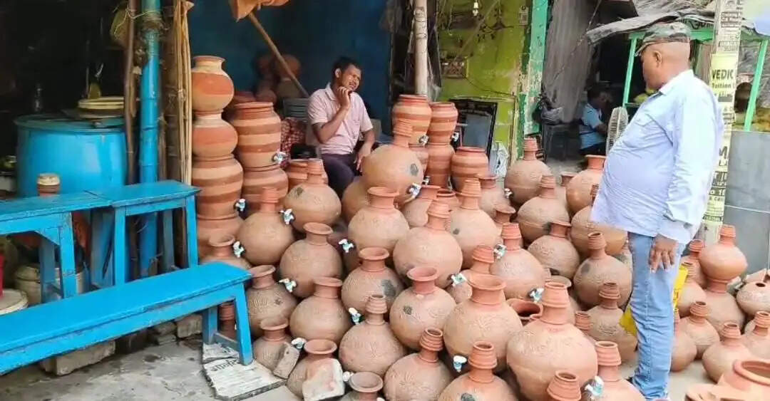 बढ़ती गर्मी में मिट्टी के घड़े और सुराही की बढ़ी मांग