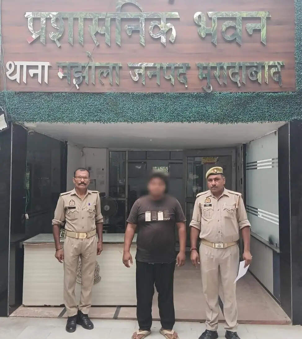 मुरादाबाद : छेड़खानी के आरोपित की पैरवी करने और धमकाने के मामले में इरशाद गिरफ्तार