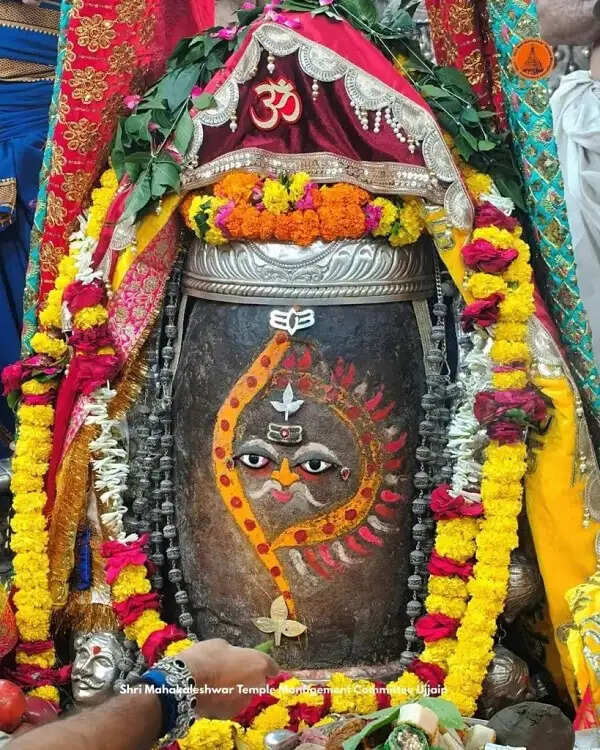 पंचामृत अभिषेक के बाद महाकाल को अर्पित हुई भस्म, भांग-चंदन और त्रिपुंड से हुआ दिव्य श्रृंगार