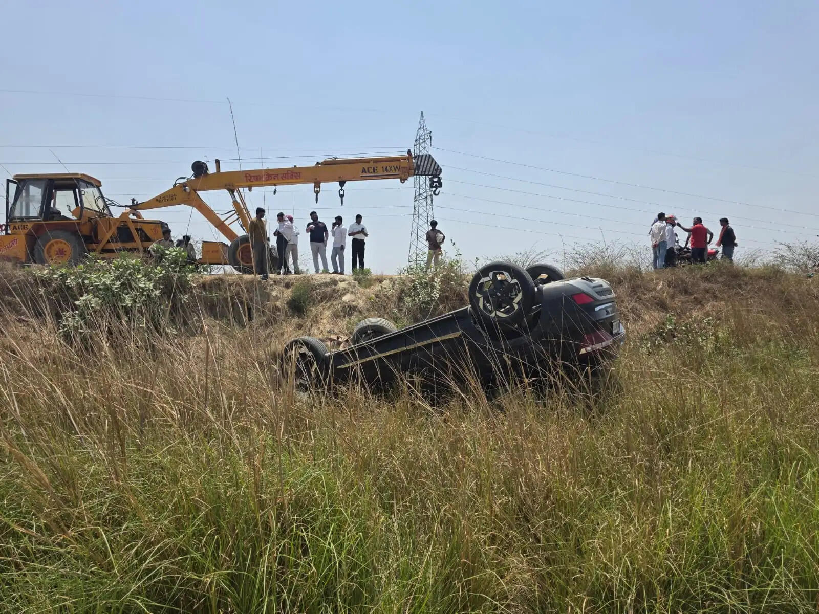 वाराणसी फूलपुर में तेज रफ्तार ट्रक ने कार में मारी टक्कर,कार गड्ढे में पलटी,सवार बचे