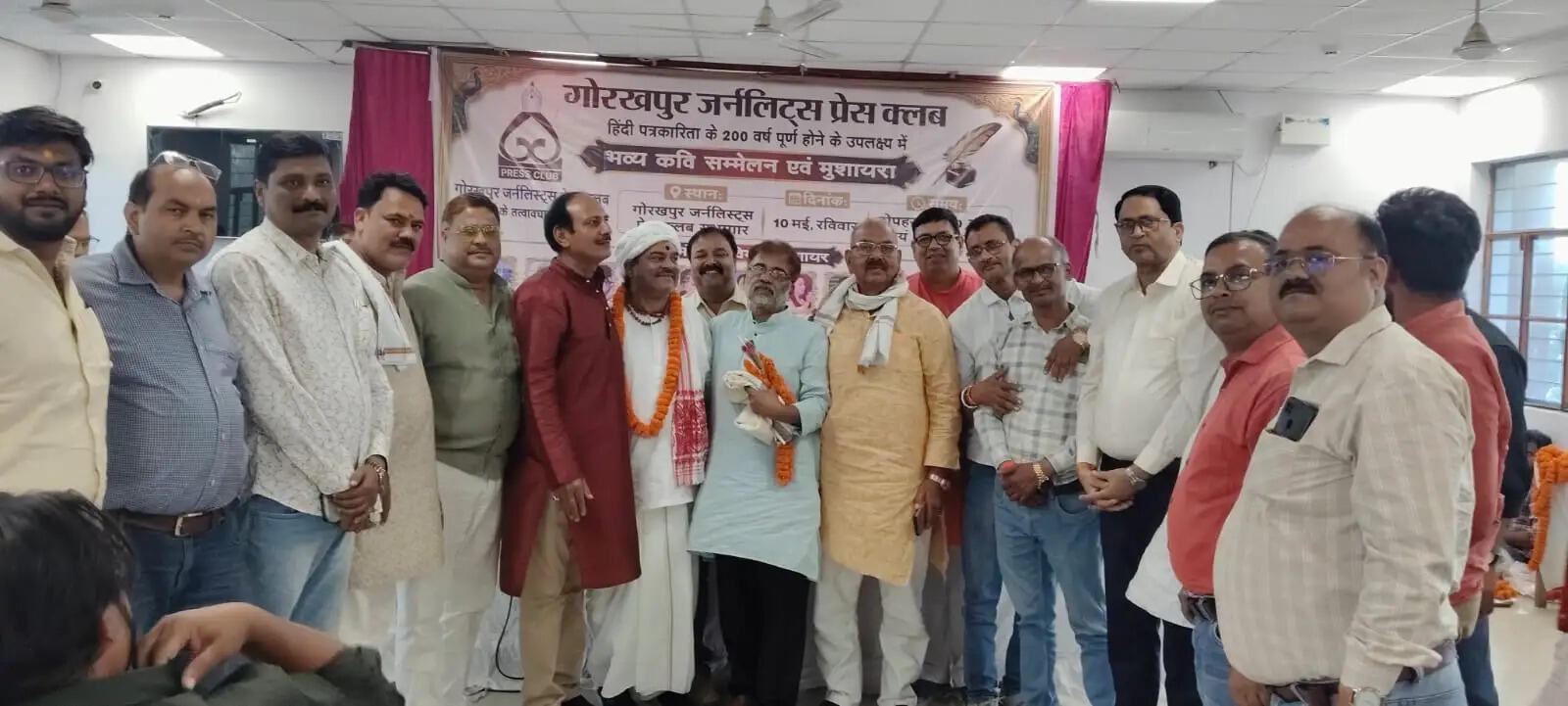 कवि सम्मेलन व मुशायरे में बही संवेदना और व्यंग्य की धारा, बजती रही तालियां