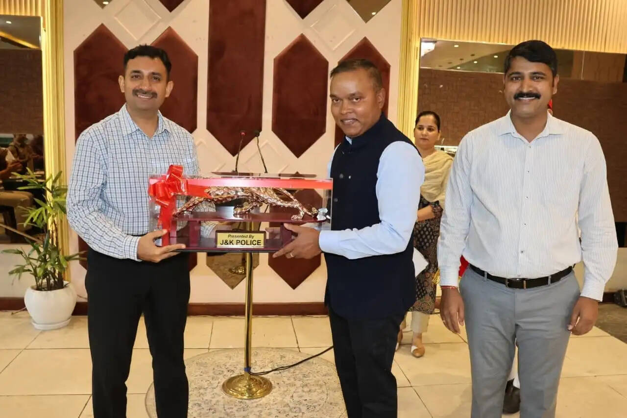 आईजीपी भीम सेन तुती ने बीएसएफ जम्मू फ्रंटियर के निवर्तमान आईजी शशांक आनंद को उनके तबादले पर हार्दिक विदाई दी