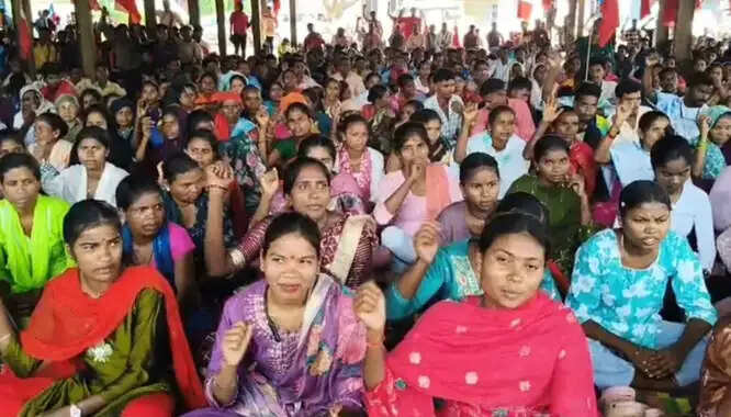 एआईवायएफ-एआईएसएफ ने 14 सूत्रीय मांगों को लेकर किया प्रदर्शन