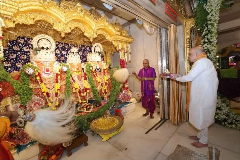 अहमदाबाद में भगवान जगन्नाथ की मंगल आरती में शामिल हुए अमित शाह, परिवार सहित किए दर्शन