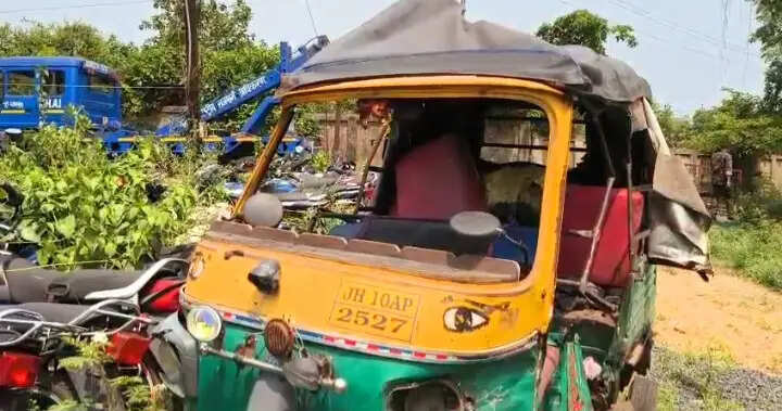 शादी का कार्ड देने निकले पिता की सड़क हादसे में मौत, बेटा गंभीर घायल