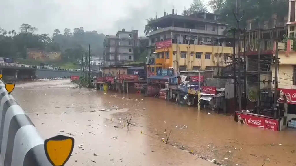 मूसलाधार बरसात के बाद एनएच 27 और 6 पर यातायात प्रभावित