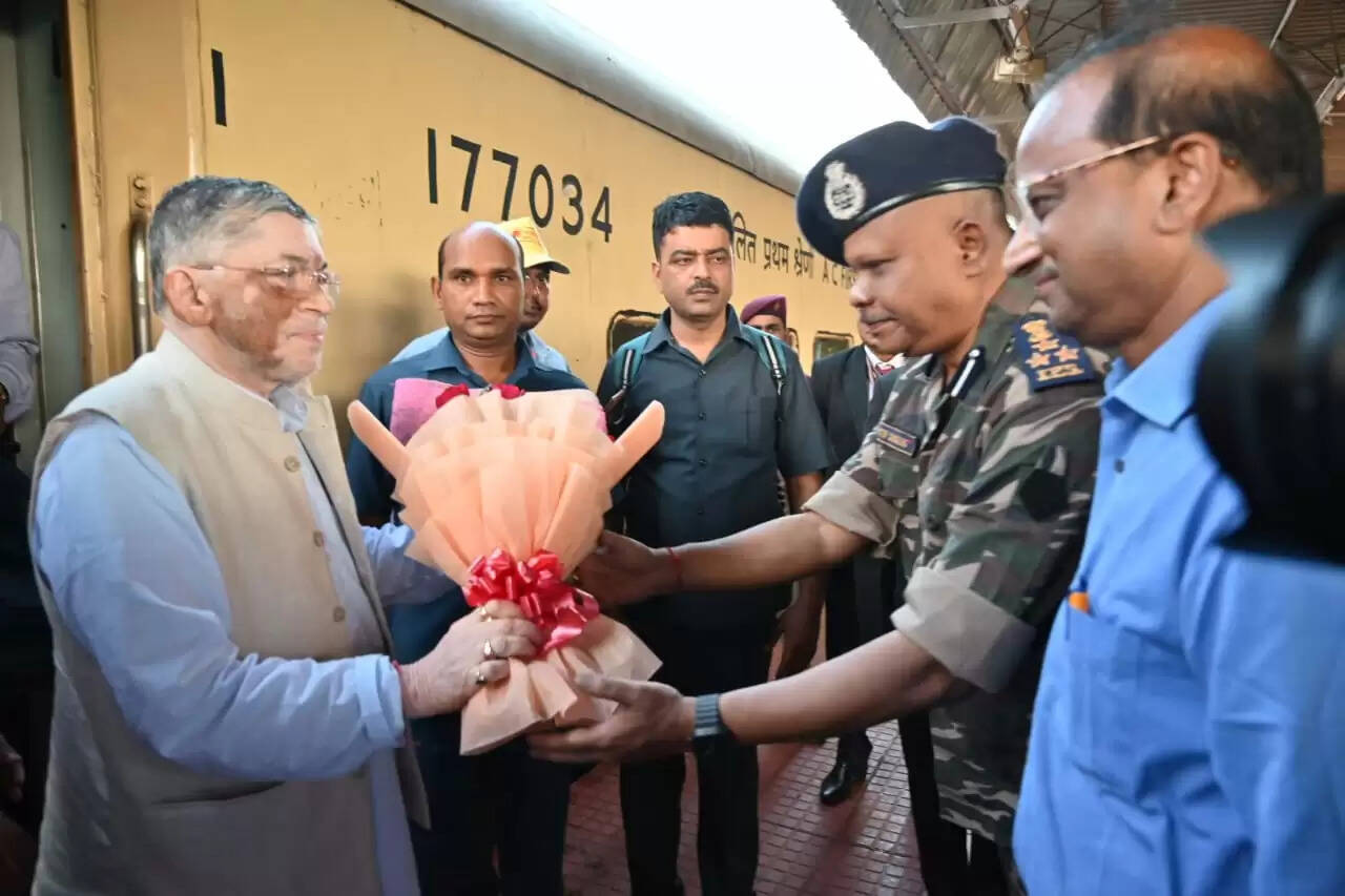 राज्यपाल पहुंचे देवघर, रेलवे स्टेशन पर अधिकारियों ने किया स्वागत