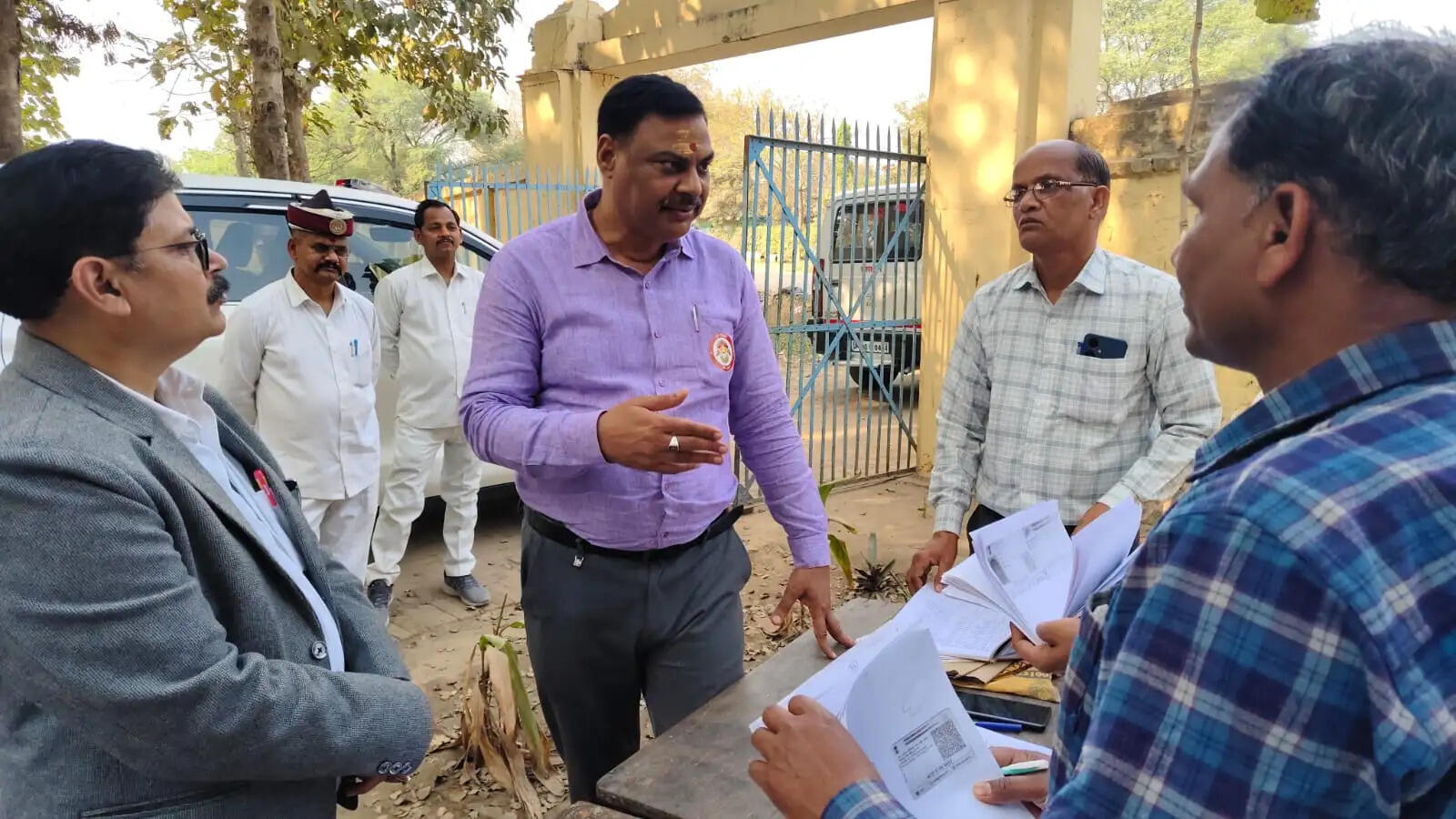 मतदाता सूची पुनरीक्षण में बूथों पर पहुंच रहे अधिकारी, अब तक हजारों फार्म जमा