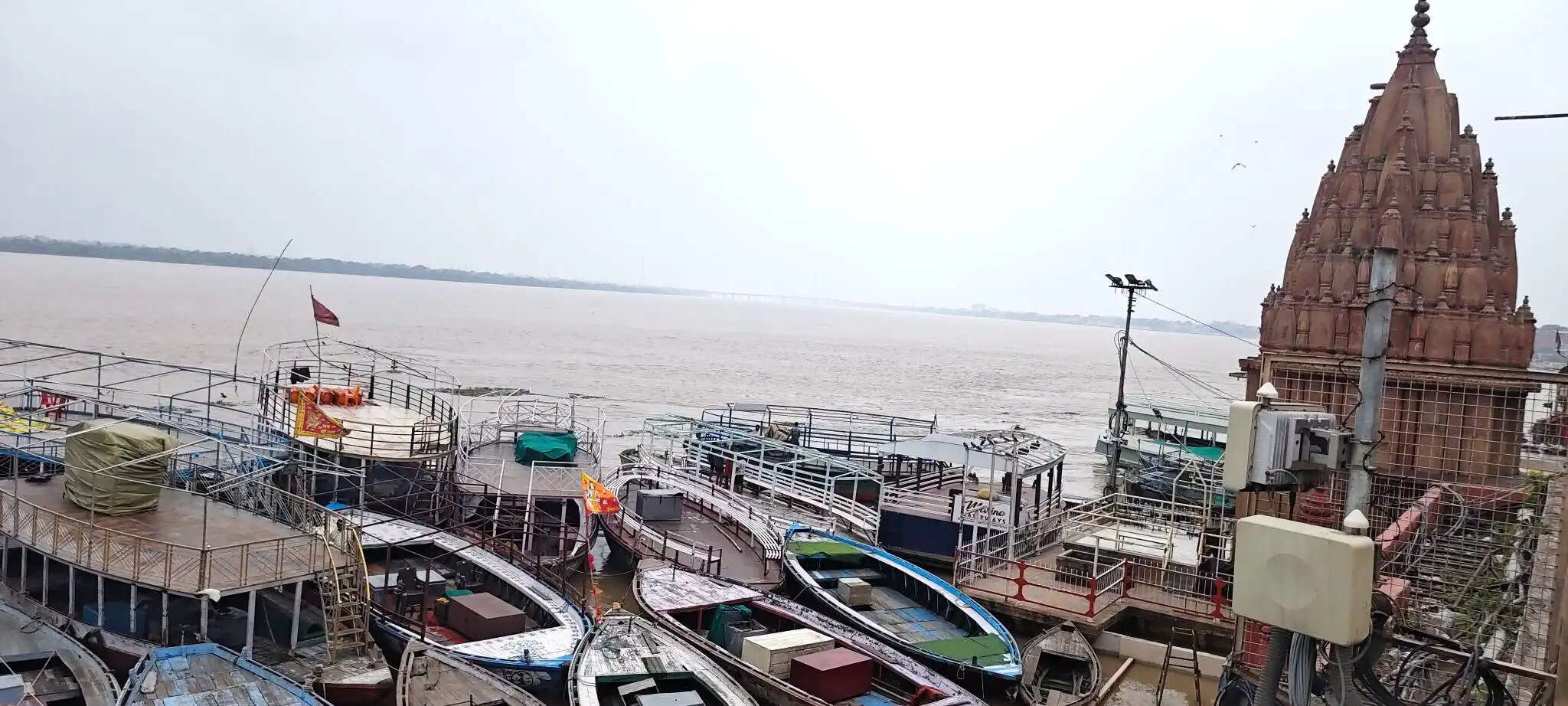 वाराणसी में गंगा का जलस्तर चेतावनी बिंदु के करीब, घाटों पर एनडीआरएफ और जल पुलिस की लगातार पेट्रोलिंग