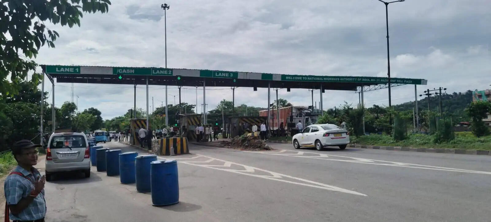 दुर्घटना के बाद स्थानीय लोगों ने टोल प्लाजा को कराया बंद