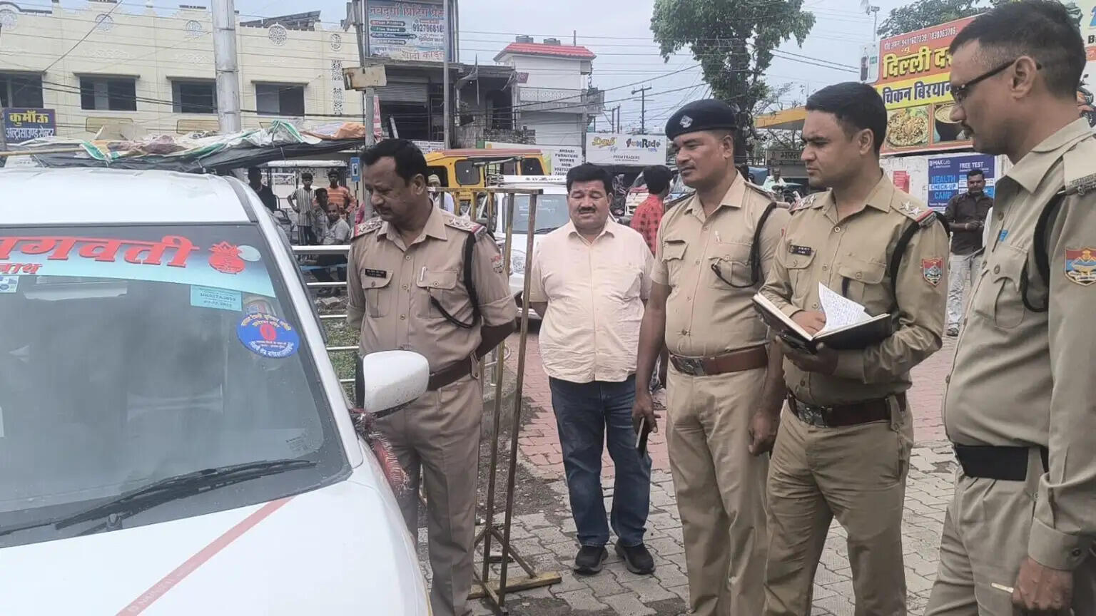 टैक्सी स्टैंड पर कार में मिला चालक का शव
