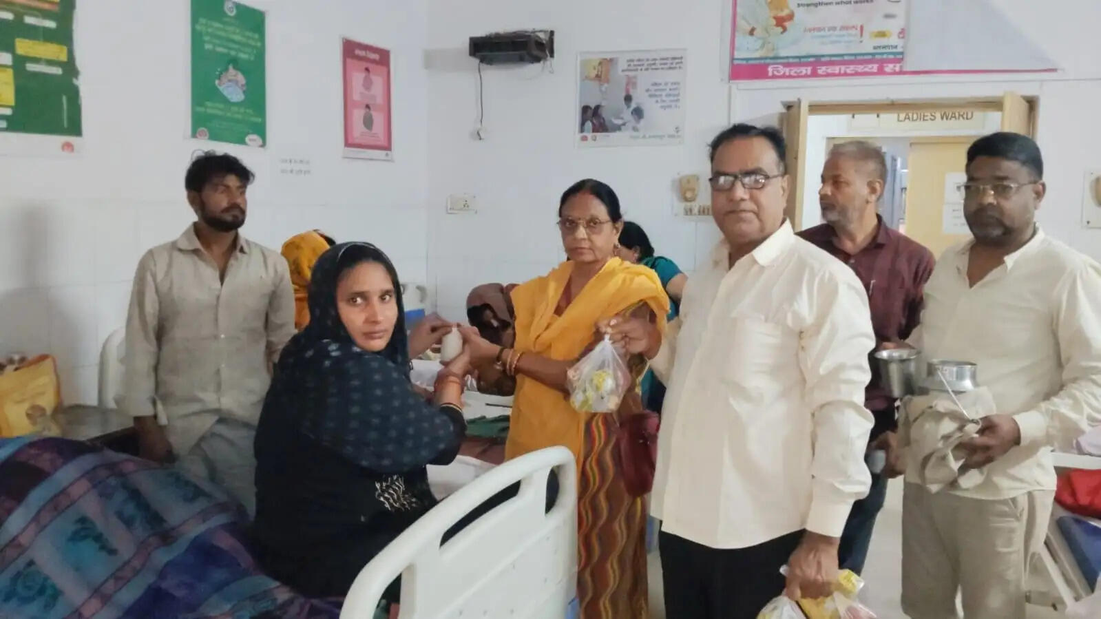 औरैया : चार माह से लगातार मरीजों को जलपान करा रही एक विचित्र पहल सेवा समिति