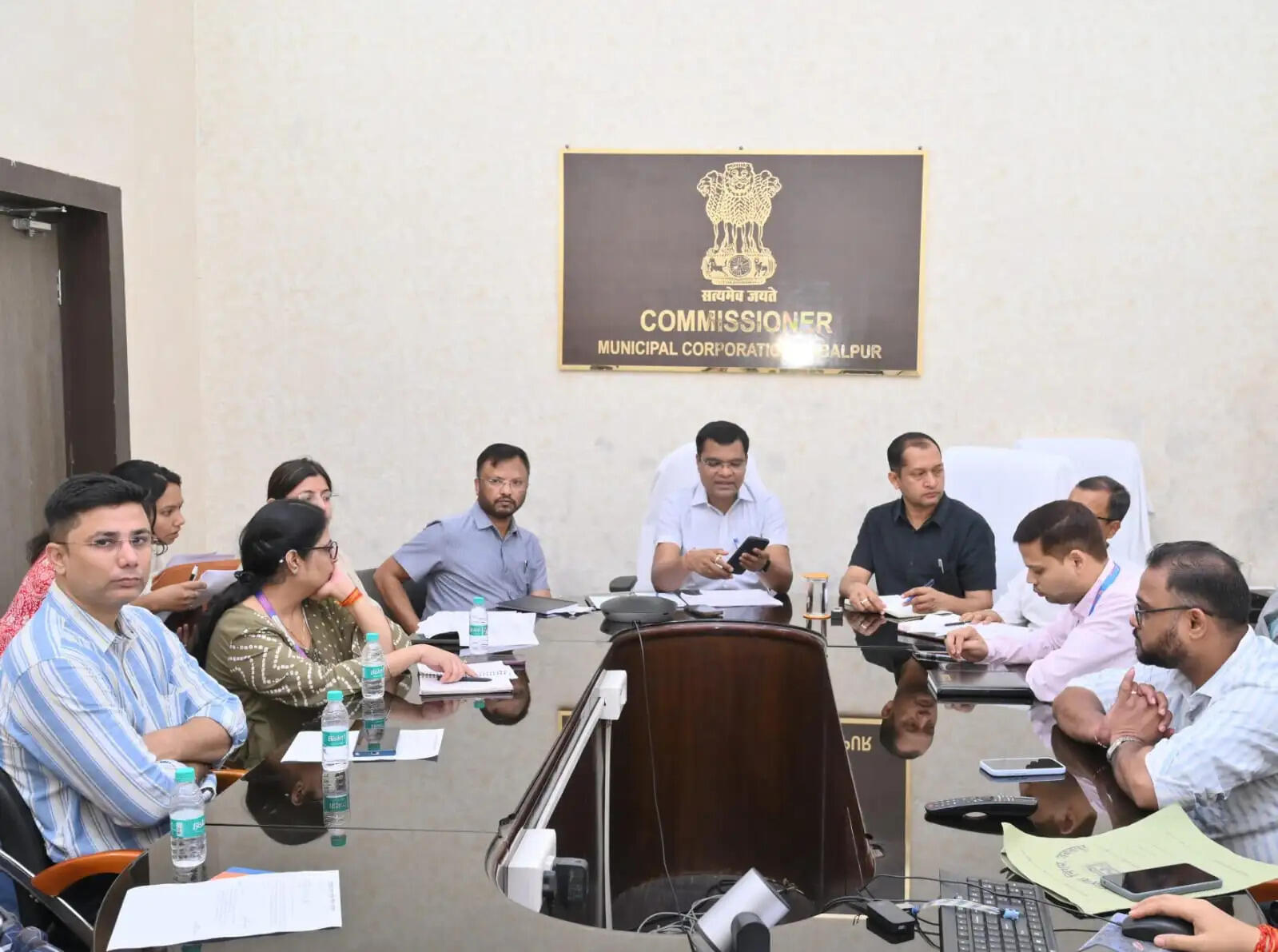 जबलपुर : निगमायुक्त ने बैंकर्स और अधिकारियों के साथ आयोजित समीक्षा बैठक में दी जानकारी