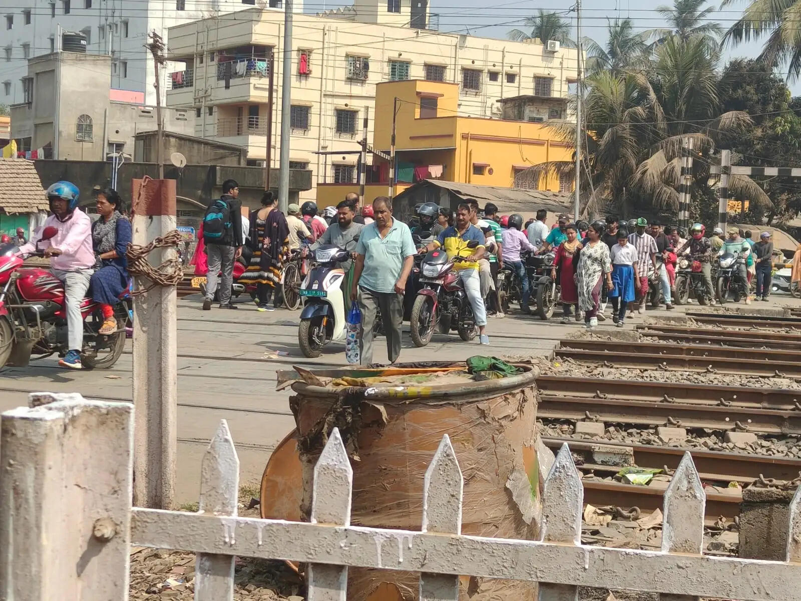 अनधिकृत पार मार्ग बंद होने पर लेवल क्रॉसिंग के पास प्रदर्शन
