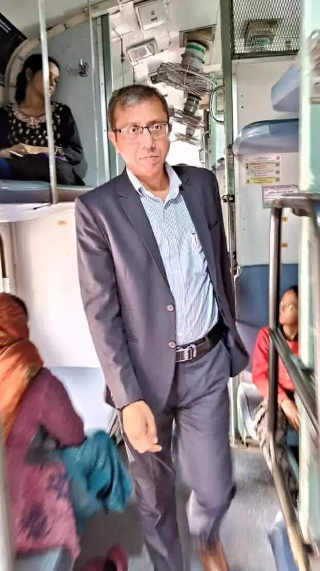 मंडल रेल प्रबंधक ने जानी वाराणसी सिटी स्टेशन, कृषक एक्सप्रेस की हकीकत