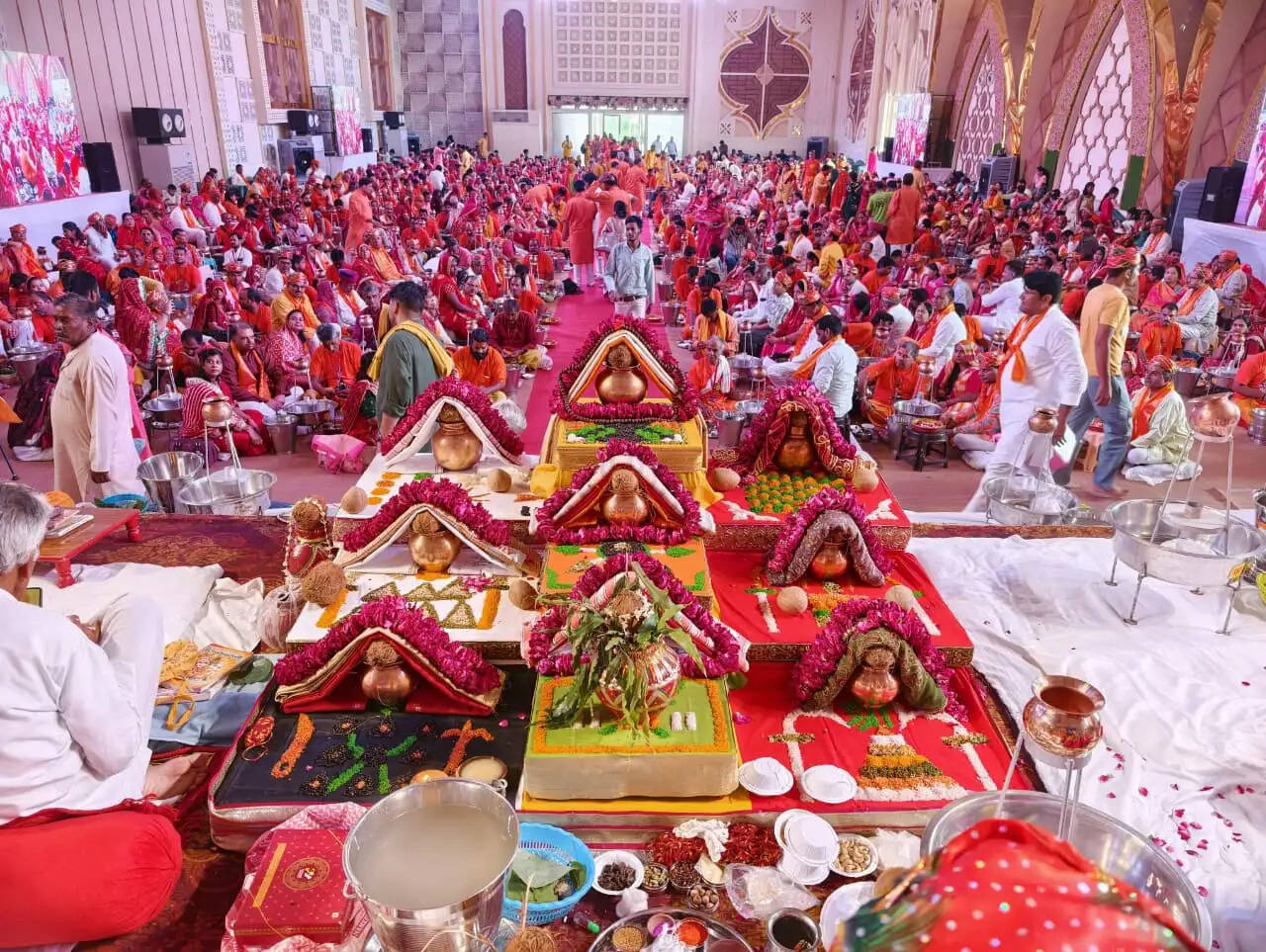 251 पार्थिव शिवलिंगों का महारुद्राभिषेक: भोलेनाथ की आराधना में डूबी छोटी काशी