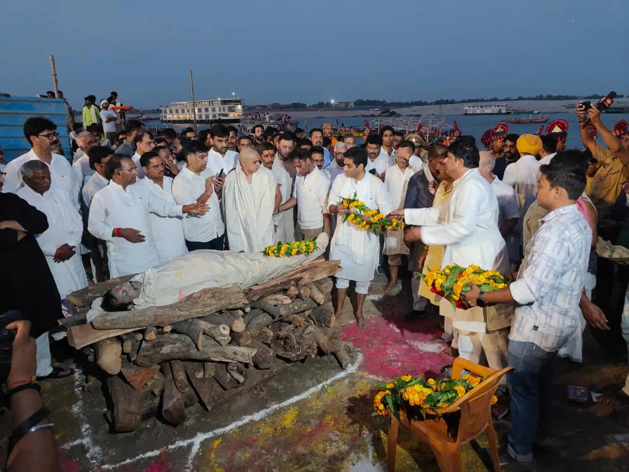 राजकीय सम्मान के साथ मणिकर्णिका घाट पर पंचतत्व में विलीन हुए पद्मश्री जसपाल राणा
