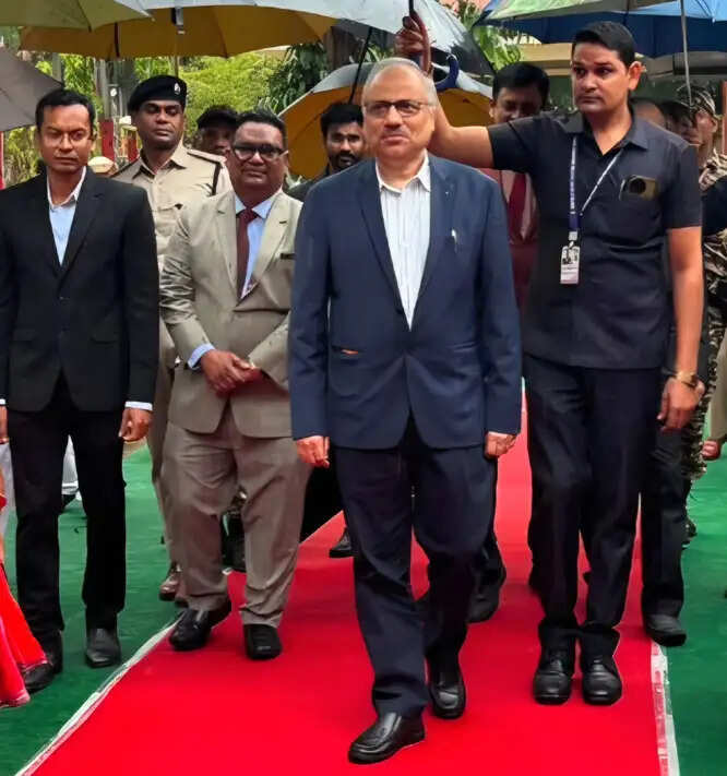 छत्तीसगढ़ उच्च न्यायालय के मुख्य न्यायाधीश के सम्मान में पुलिस बल ने प्रस्तुत किया गार्ड ऑफ ऑनर