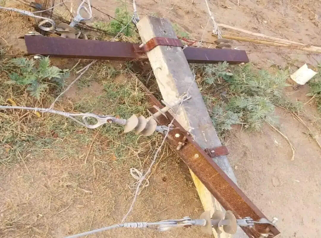 आंधी में उखड़ गए 100 से ज्यादा पोल, करीब दर्जनभर ट्रांसफार्मर भी क्षतिग्रस्त