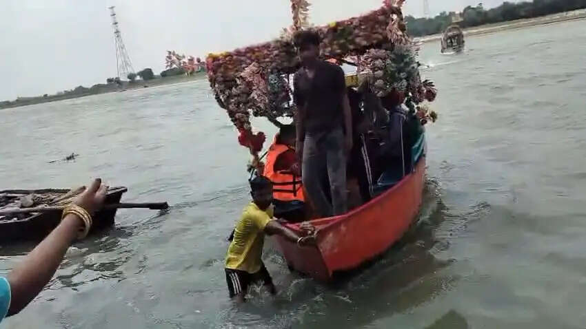गोरखपुर में नाव से टकराने के बाद सरयू नदी में पलटी बोट, लाइफ जैकेट से बची पांच लाेगाें की जिंदगी