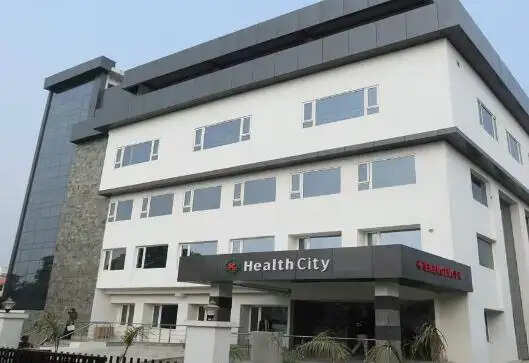 हेल्थ सिटी हॉस्पिटल की लापरवाही, मरीज के बाएं पैर की जगह दाएं पैर का कर दिया ऑपरेशन