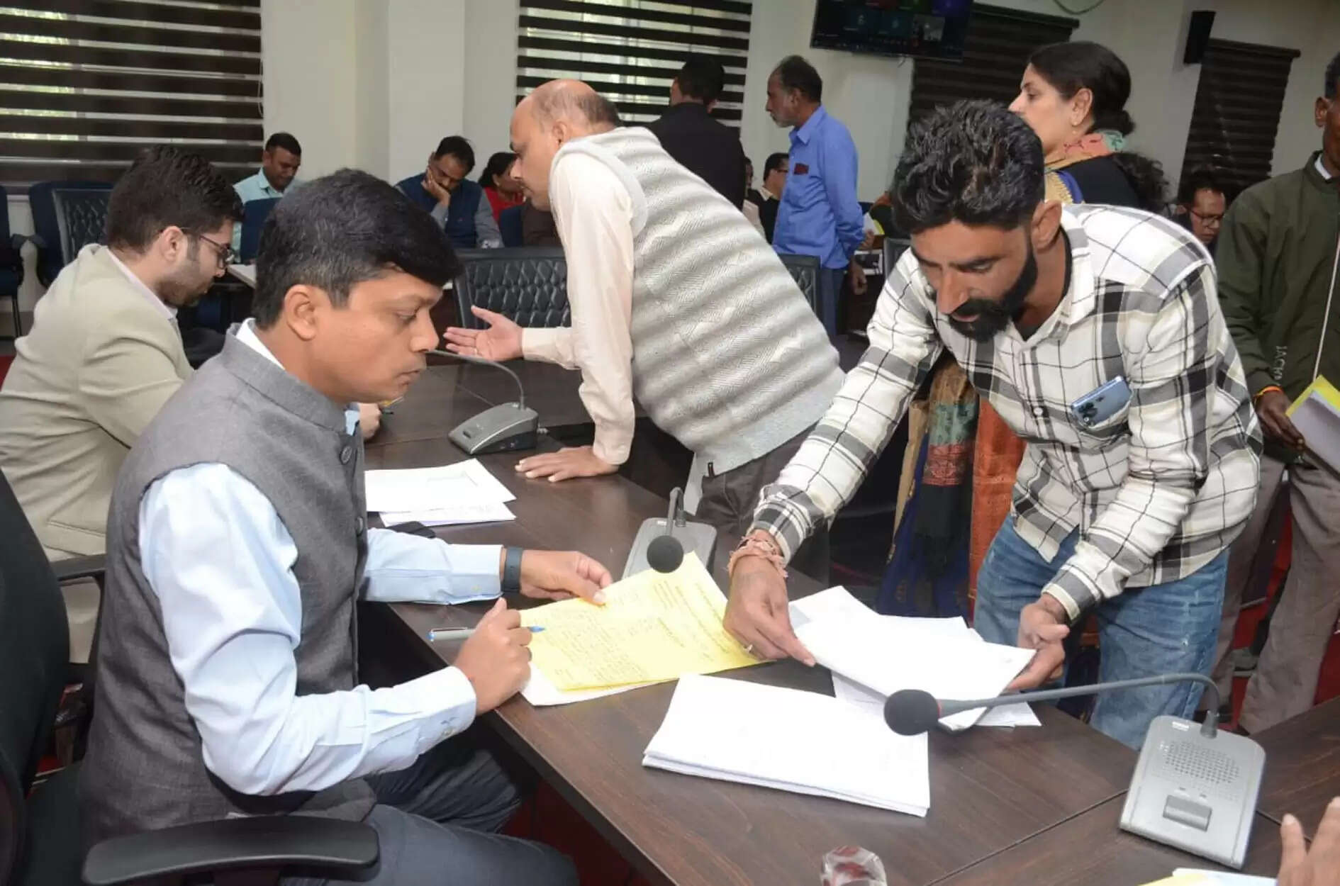 उज्जैनः कलेक्टर ने लोगों की बातें सुनी और मौके पर किया निदान