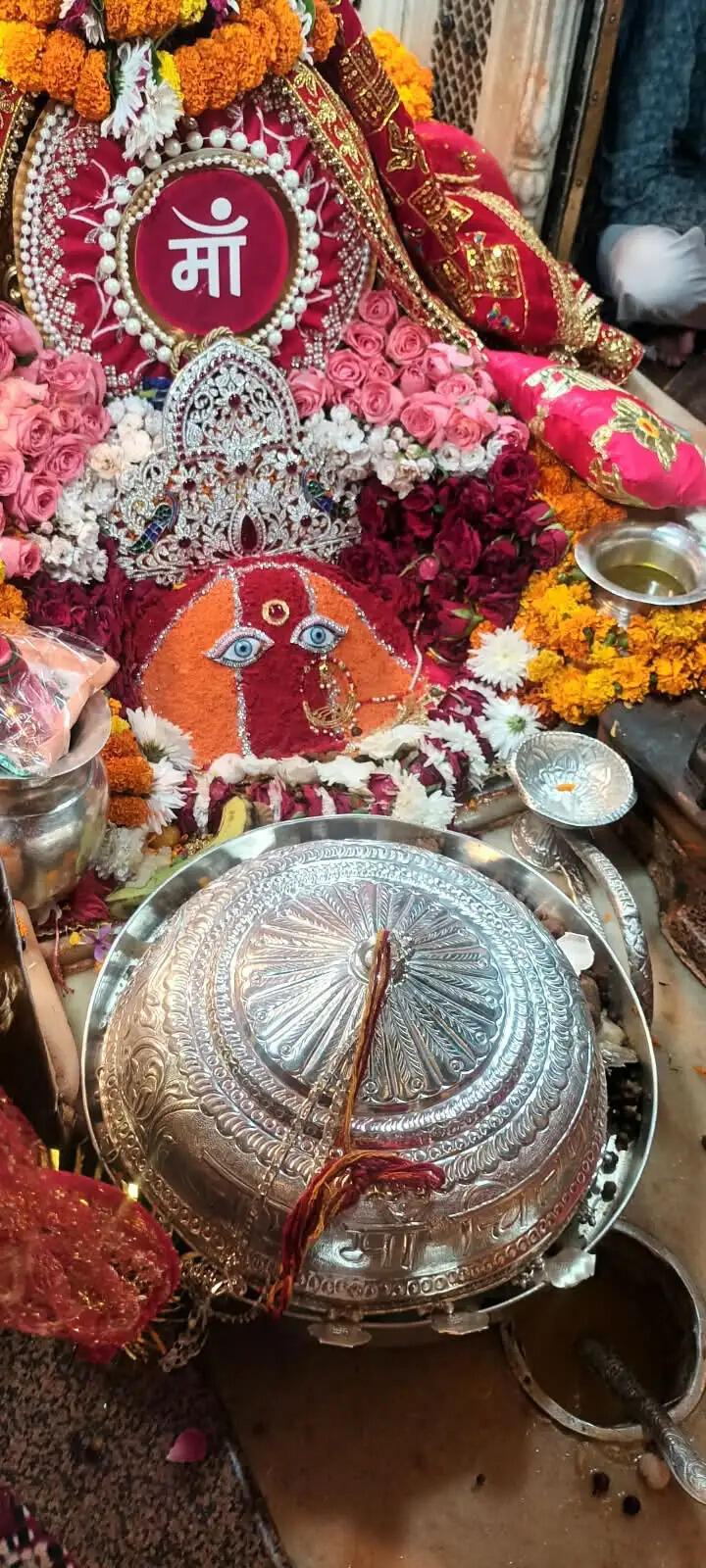 मां को चढ़ाया एक किलो 100 ग्राम चांदी का मुकुट