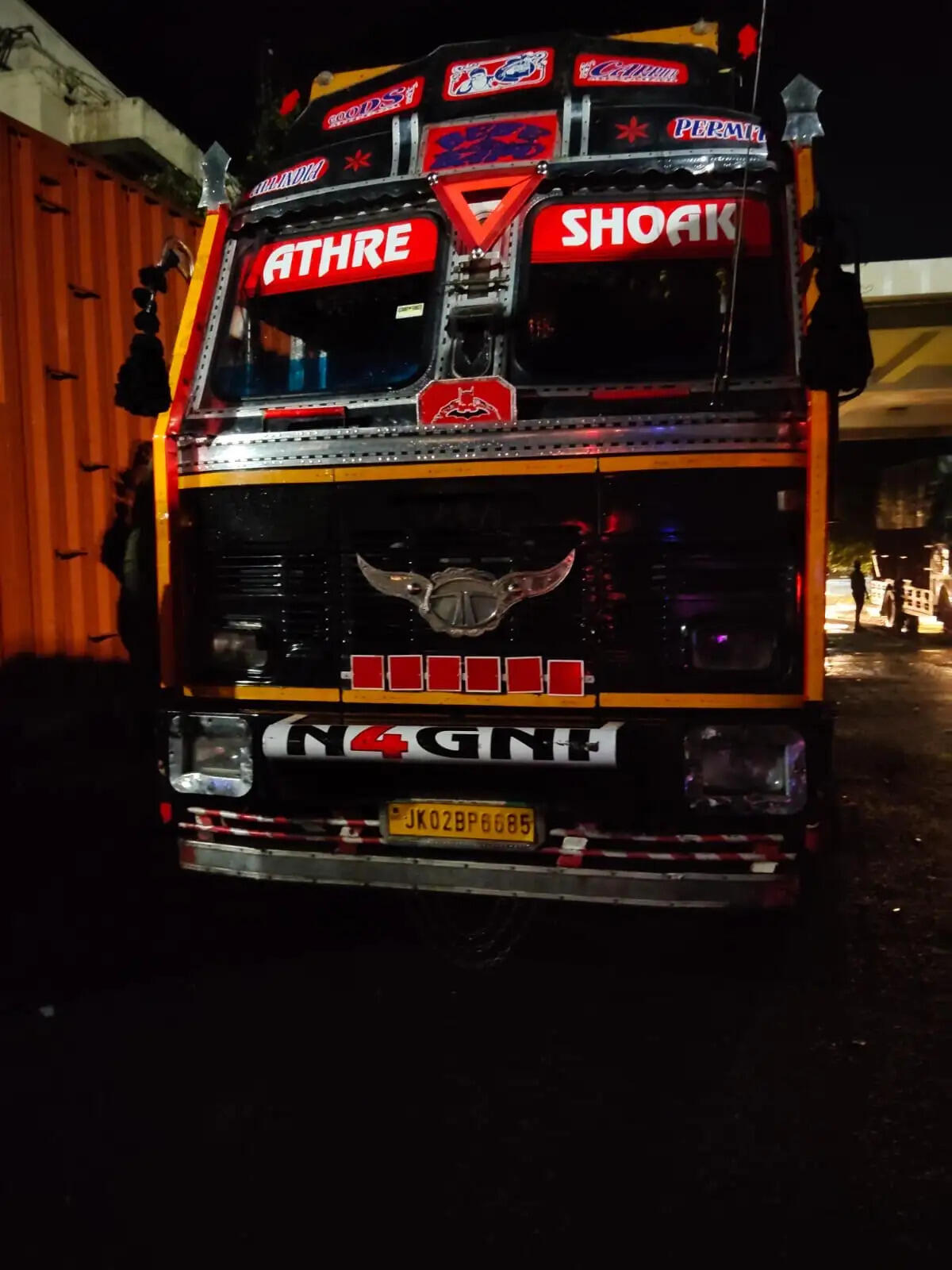 लखनपुर में गोवंश तस्करी की कोशिश नाकाम, 14 मवेशी मुक्त, ट्रक जब्त