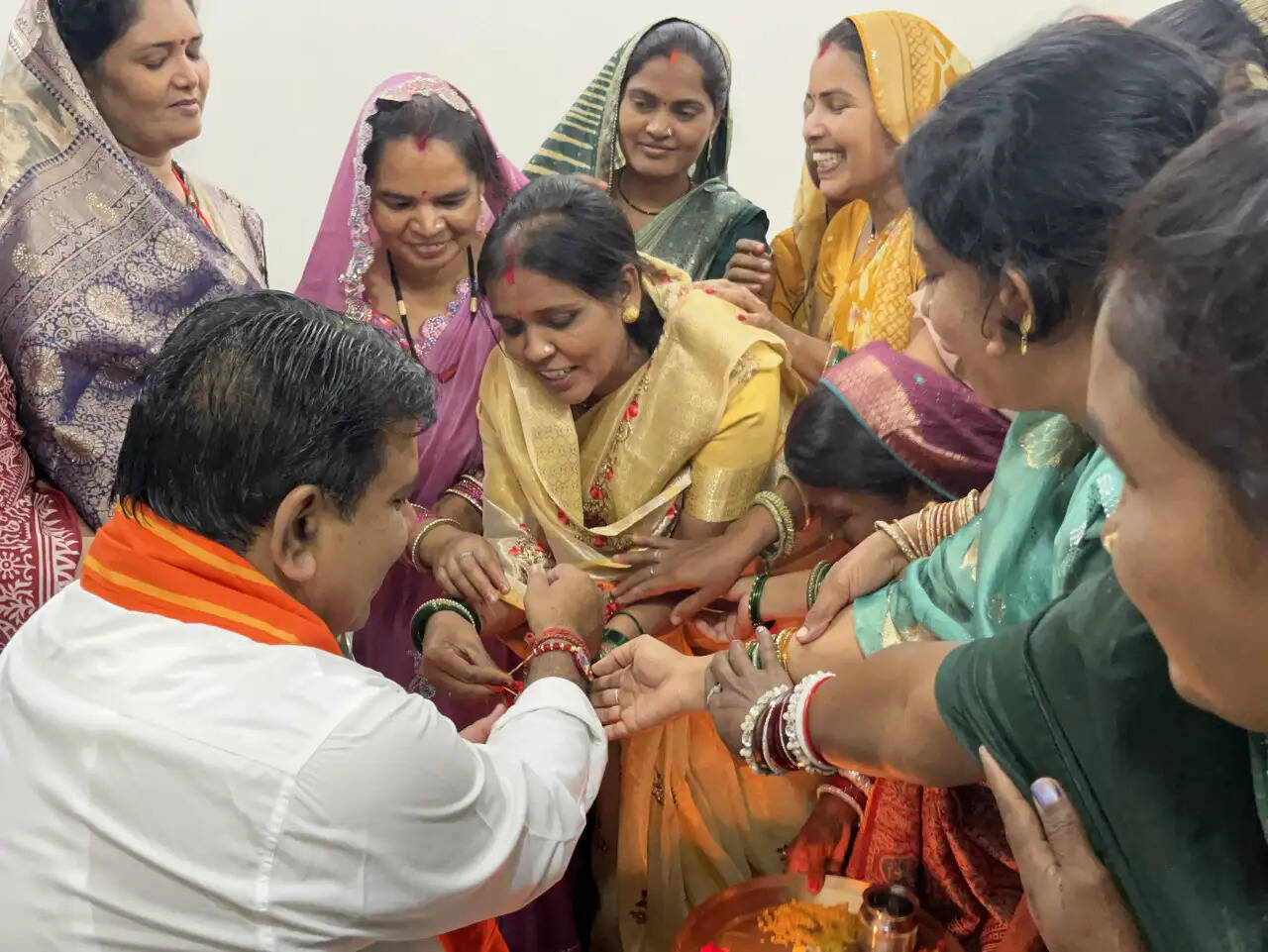 बिहान की दीदियों ने उपमुख्यमंत्री शर्मा को राखी बांधकर दी बधाई, साझा किए गुजरात भ्रमण के अनुभव