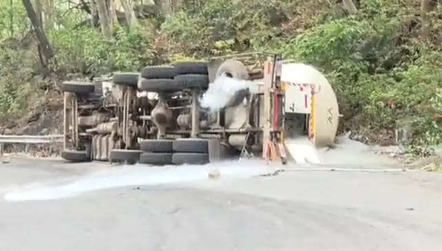 केशकाल घाट में ब्रेक फेल होने पर ऑक्सीजन से भरा टैंकर अनियंत्रित होकर पलट गया