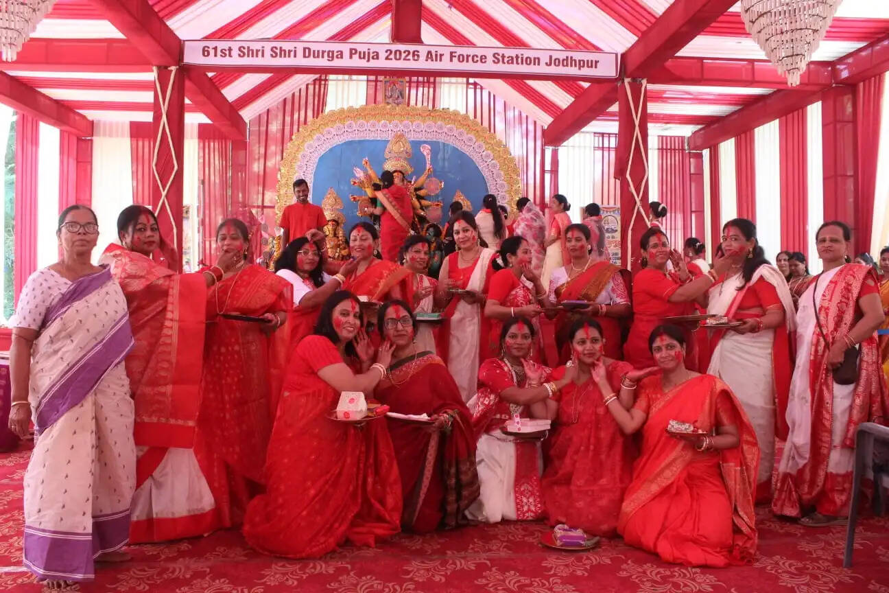 सिंदूर खेला और दर्पण विसर्जन के साथ दुर्गा पूजा अनुष्ठान संपन्न
