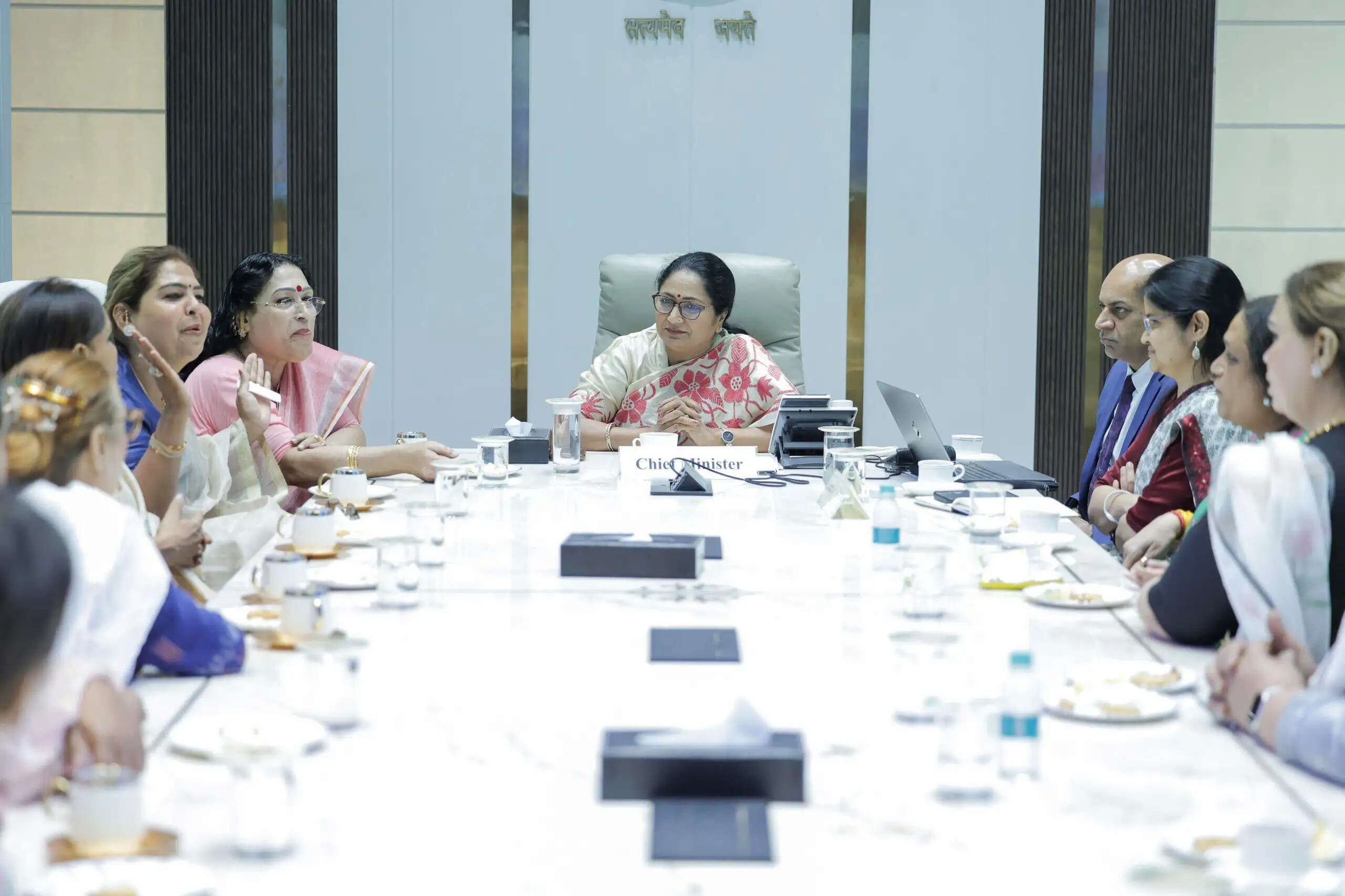 मुख्यमंत्री ने ट्रांसजेंडर समुदाय के साथ आगामी बजट को लेकर किया संवाद