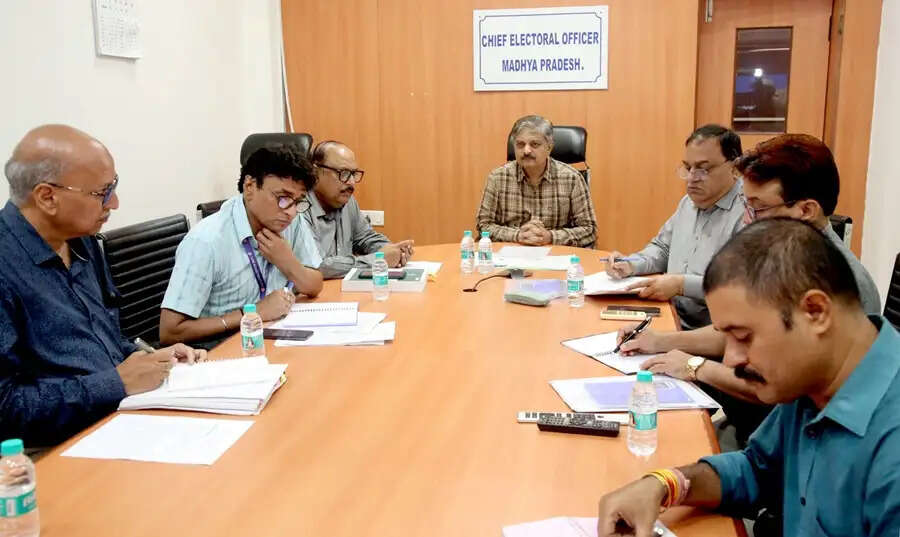सभी अधिकारी निर्वाचक नियमावली का अच्छी तरह से कर लें अध्ययन, उसी के अनुरूप करें कार्य : सीईओ संजीव कुमार झा