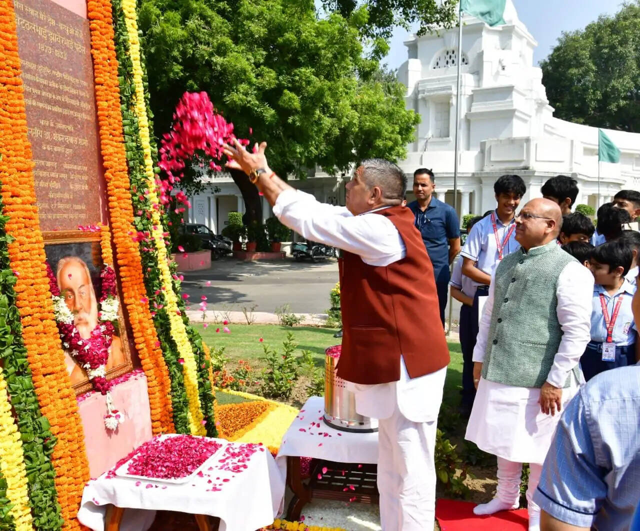 दिल्ली विधानसभा अध्यक्ष ने वीर विठ्ठलभाई पटेल स्मरणांजलि अंक का किया विमोचन
