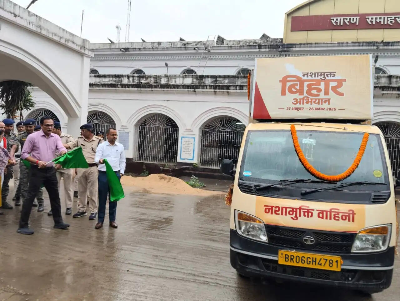 सारण में नशा मुक्त जागरूकता वाहन को जिलाधकारी वैभव श्रीवास्तव ने दिखाई हरी झंडी