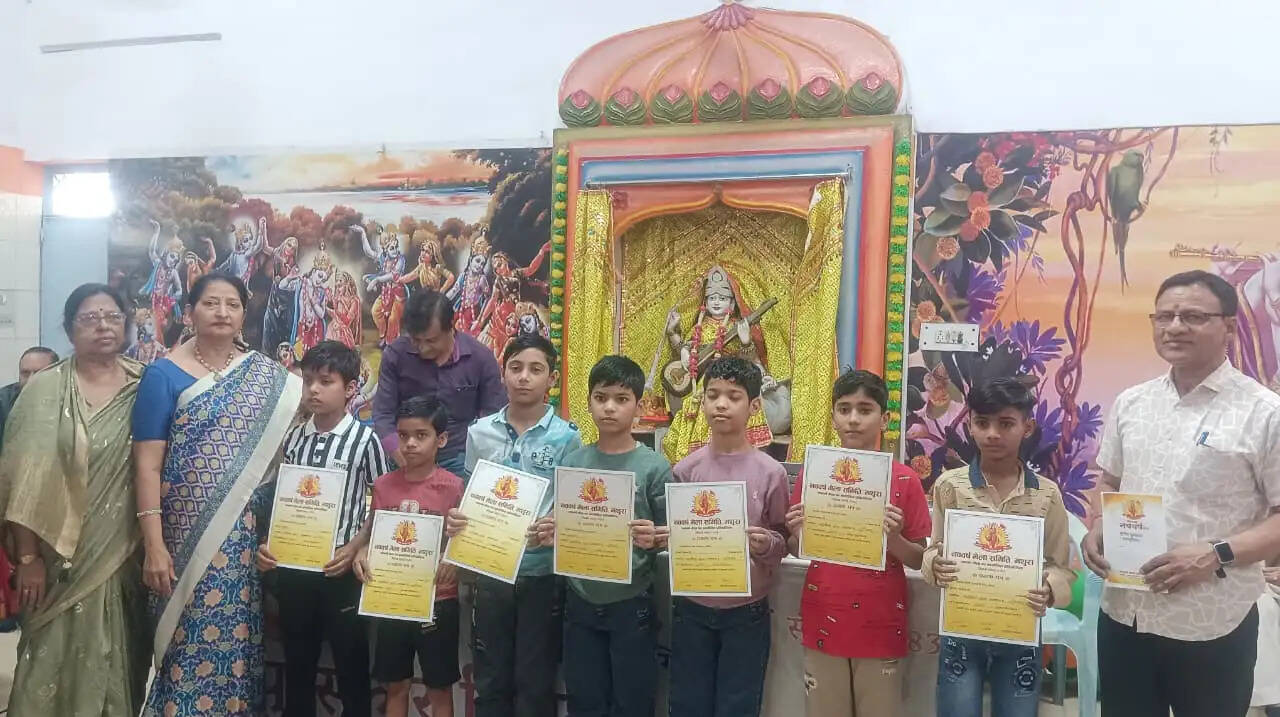 नववर्ष मेला समिति ने विजेता प्रतिभागियों को नकद पुरस्कार देकर किया सम्मानित