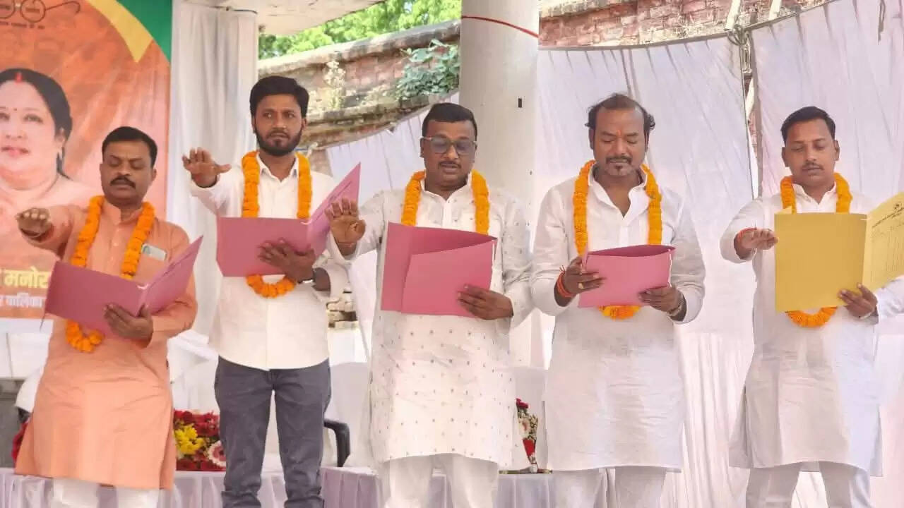 जौनपुर नगर पालिका में मनोनीत सभासदों का शपथ ग्रहण, मंत्री गिरीश चंद्र यादव ने दिए विकास के निर्देश