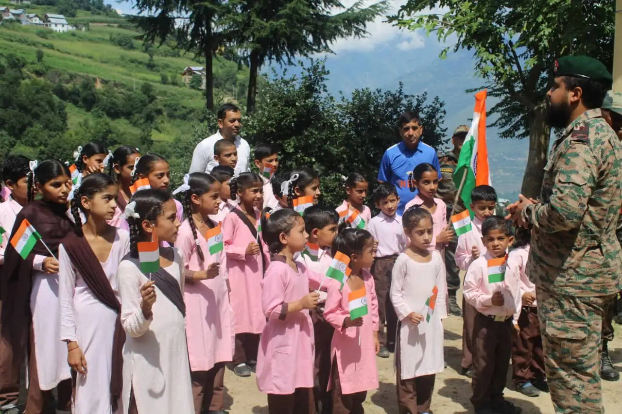 तिरंगा मार्च और ‘वंदे मातरम्’ गायन के जरिए विद्यार्थियों को देशभक्ति और राष्ट्रीय एकता का संदेश