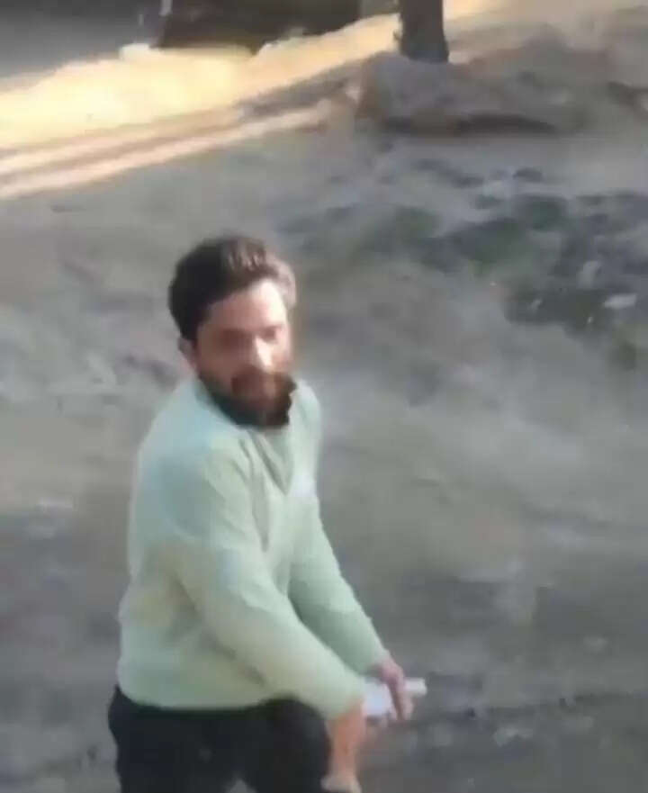 अंतिम संस्कार के लिए शव लेकर जा रही बस पर फायरिंग