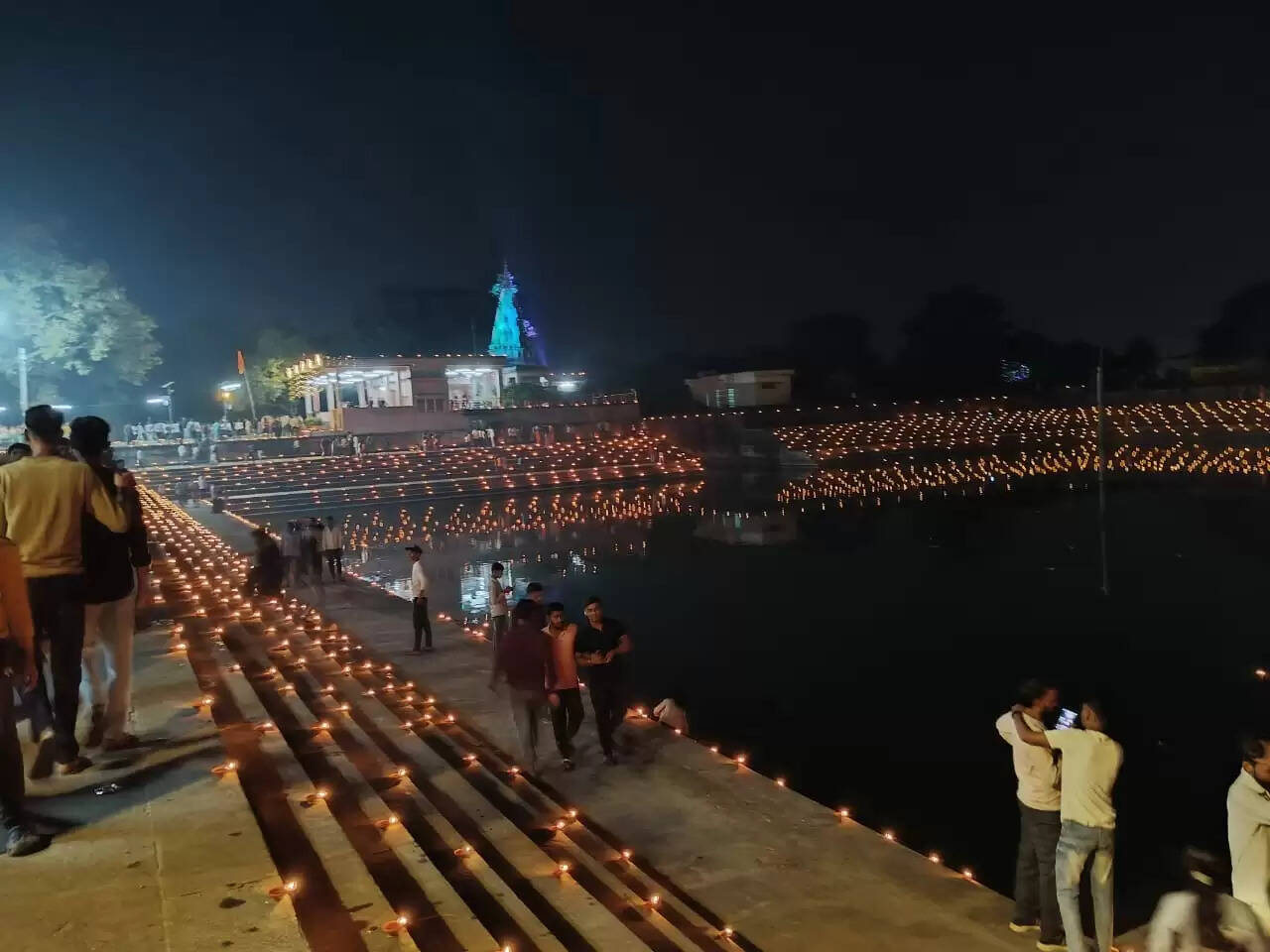 ग्यारह हजार दीपों से जगमगाया चेतना सरोवर, भव्य देव दीपावली पर उमड़ा श्रद्धा का सैलाब