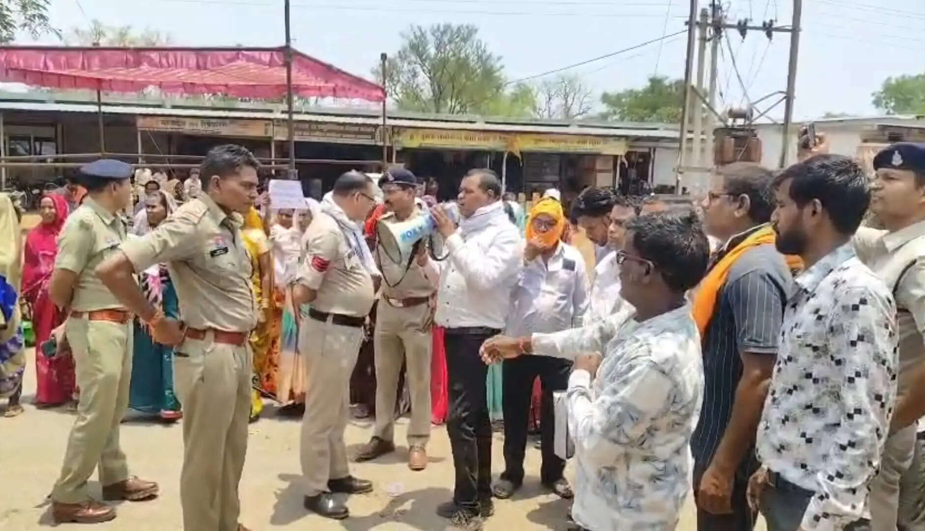 धमतरी : अछोटा में ग्रामीणों का सड़क जाम, अनियमितताओं और अवैध रेत खनन पर कार्रवाई की मांग तेज