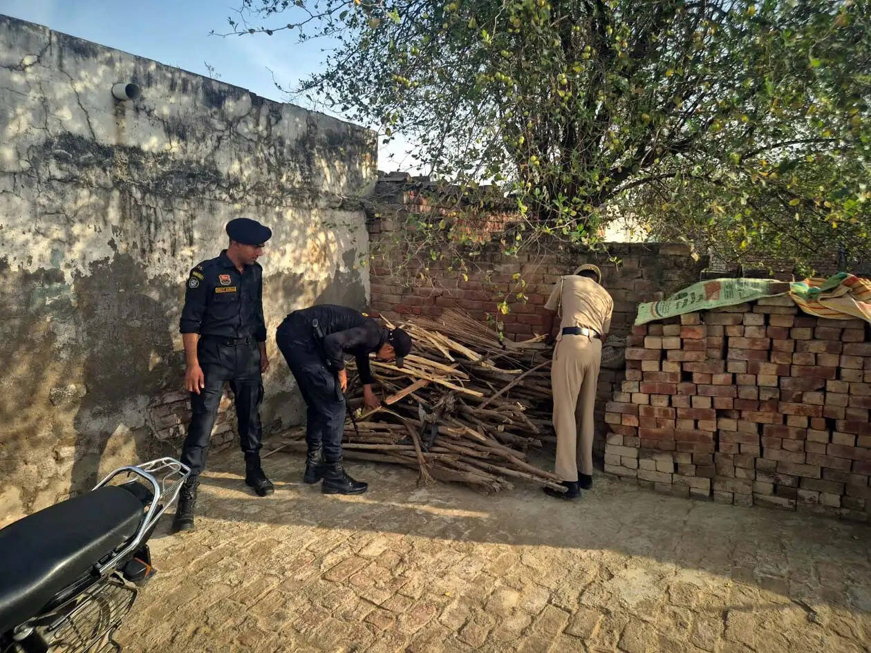 हिसार : डॉग स्कवायड और स्वेट टीम के साथ चलाया सर्च अभियान, 2200 लीटर लाहन बरामद