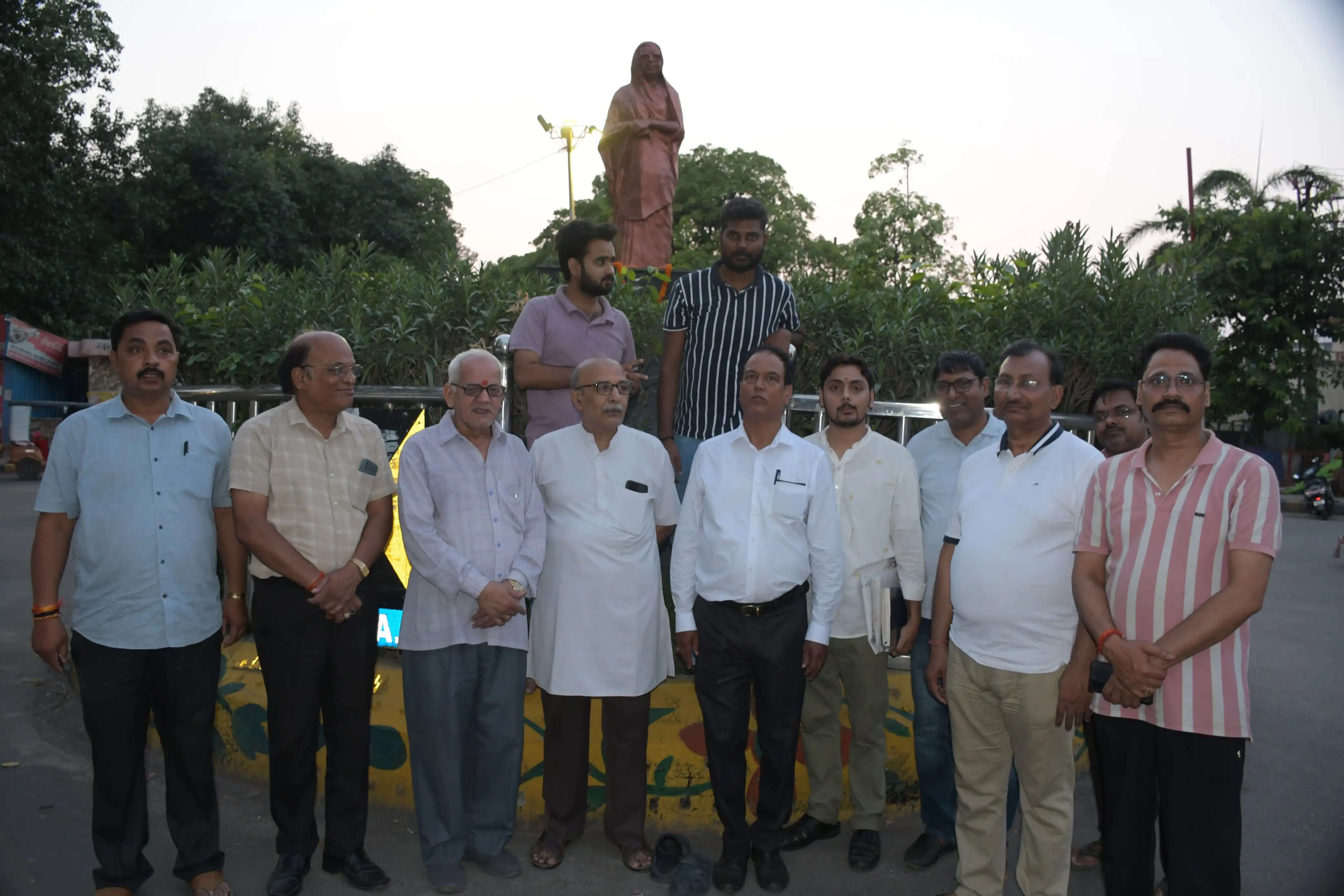 हिंदी पत्रकारिता दिवस पर प्रयागराज में साहित्य और पत्रकारिता के पुरोधाओं को किया गया नमन